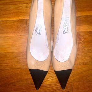 Salvador ferragamo beige and black one inch heels